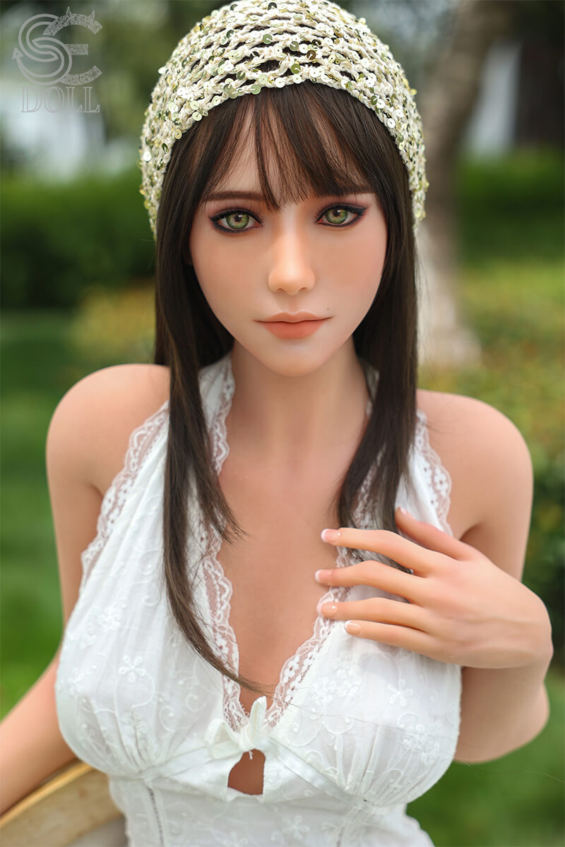 160cm / 5ft3" C-cup Queena.F
